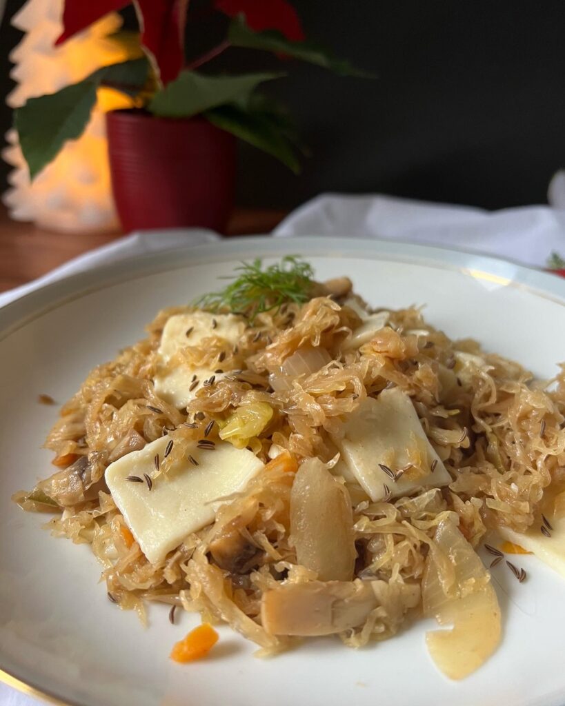 Keto łazanki z kapustą kiszoną i pieczarkami