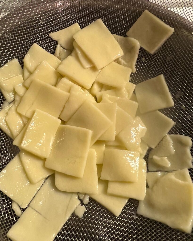 Keto łazanki z kapustą kiszoną i pieczarkami