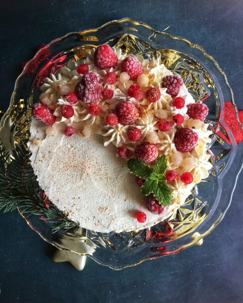 Keto tort piernikowy z kremem karmelowym i malinami