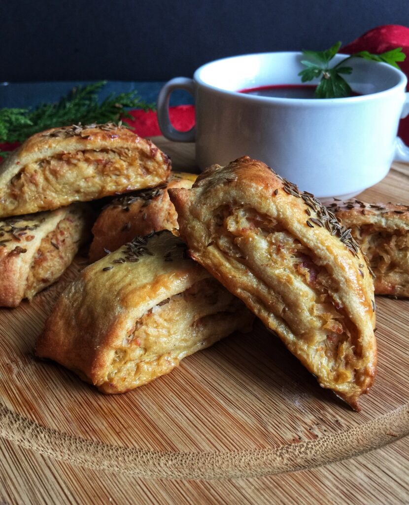 Keto paszteciki z kapustą kiszoną i boczkiem