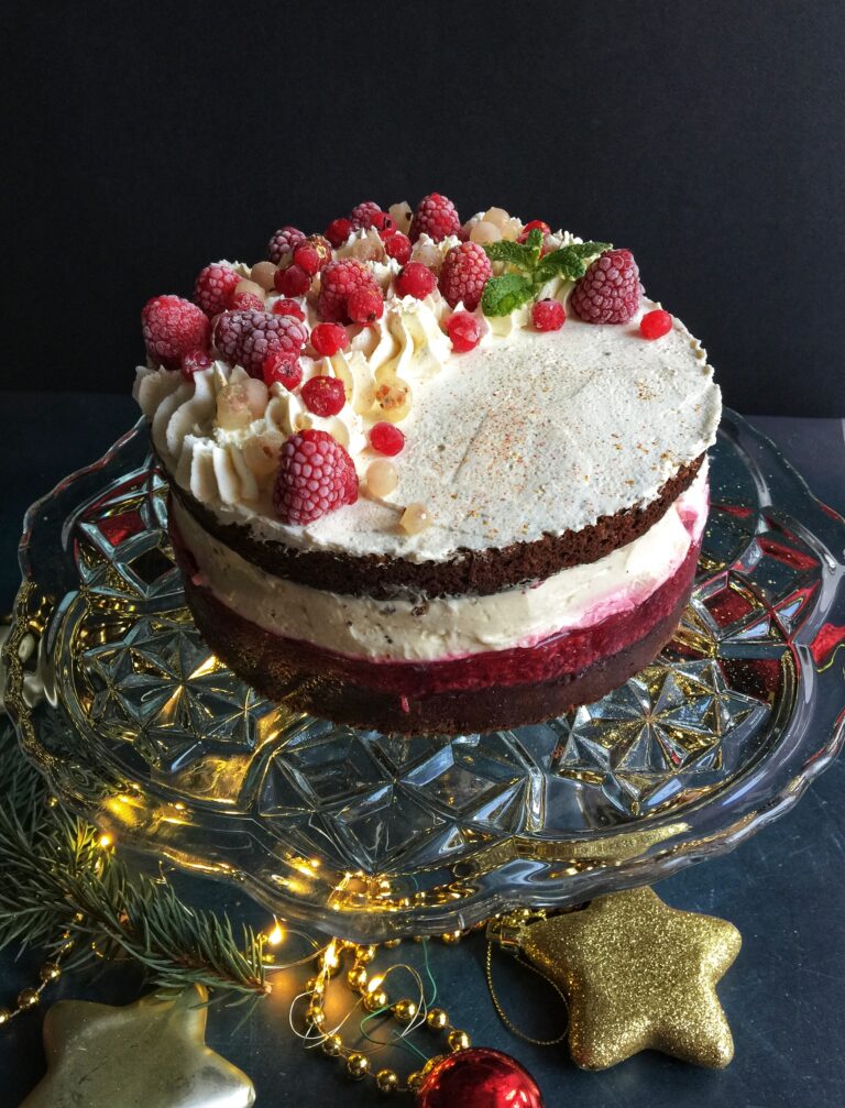 Read more about the article Keto tort piernikowy z kremem karmelowym i malinami