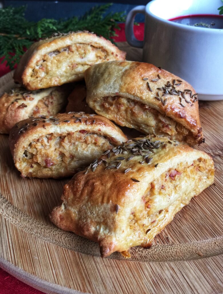 Keto paszteciki z kapustą kiszoną i boczkiem