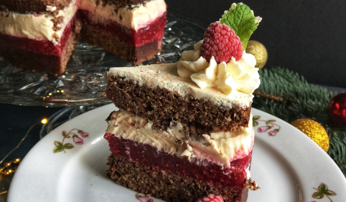 Keto tort piernikowy z kremem karmelowym i malinami