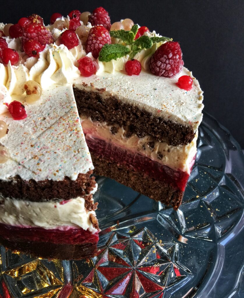 Keto tort piernikowy z kremem karmelowym i malinami