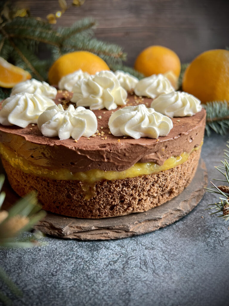 Keto tort piernikowy z pomarańczami i musem czekoladowym