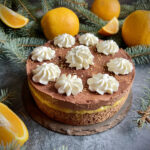 Keto tort piernikowy z pomarańczami i musem czekoladowym