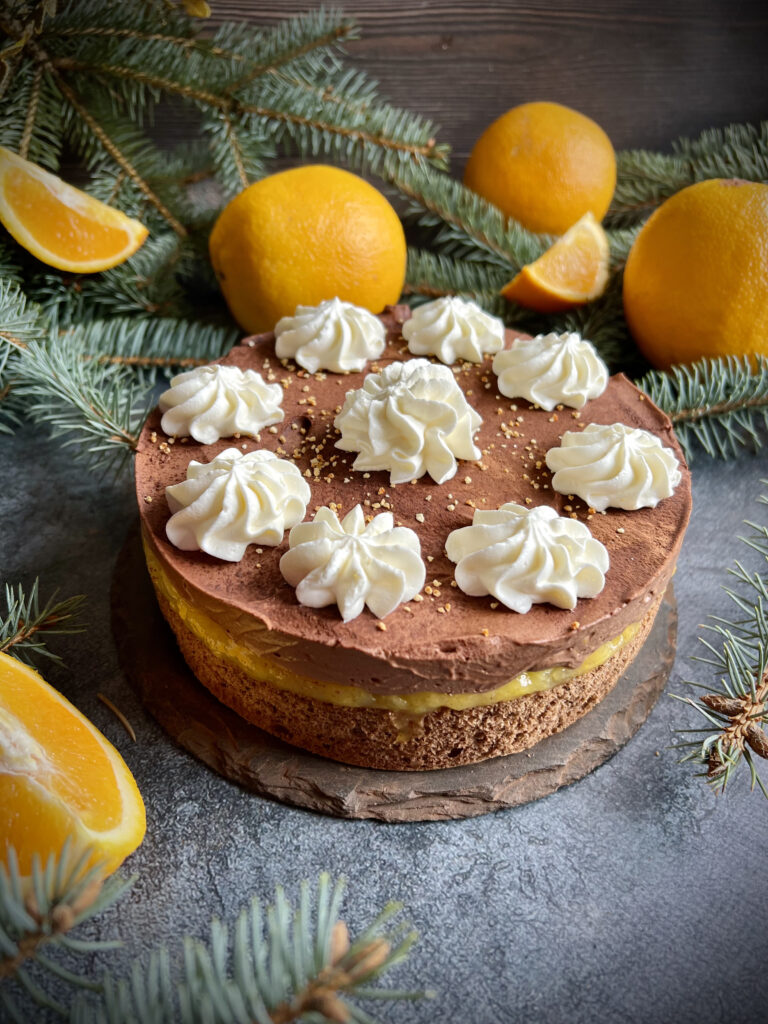 Read more about the article Keto tort piernikowy z pomarańczami i musem czekoladowym