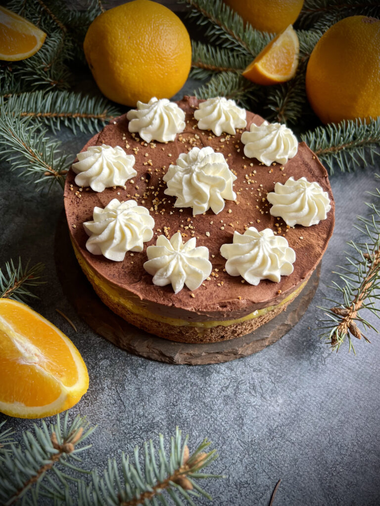 Keto tort piernikowy z pomarańczami i musem czekoladowym