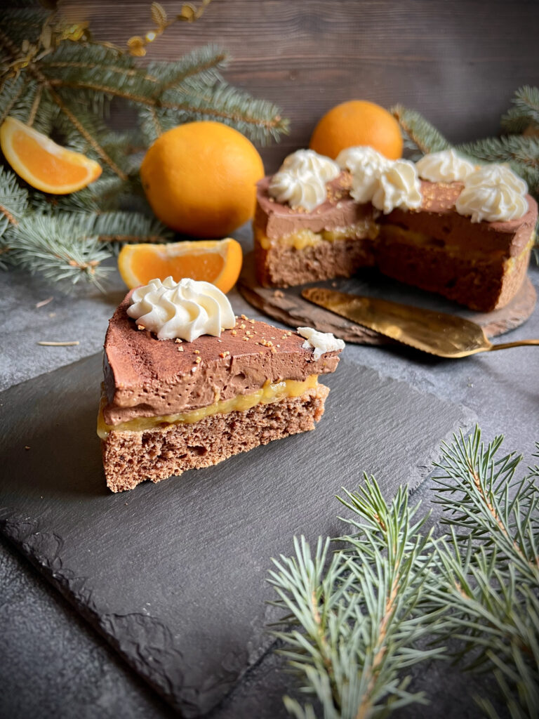 Keto tort piernikowy z pomarańczami i musem czekoladowym