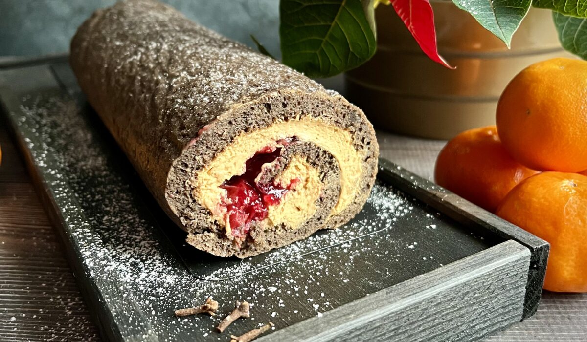 Keto rolada piernikowa z kremem kajmakowym i frużeliną wiśniową