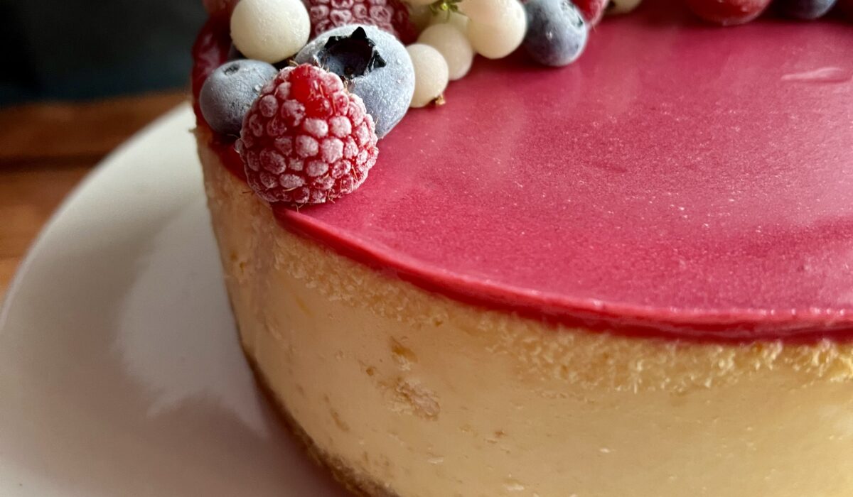 Kremowy sernik z polewą malinową