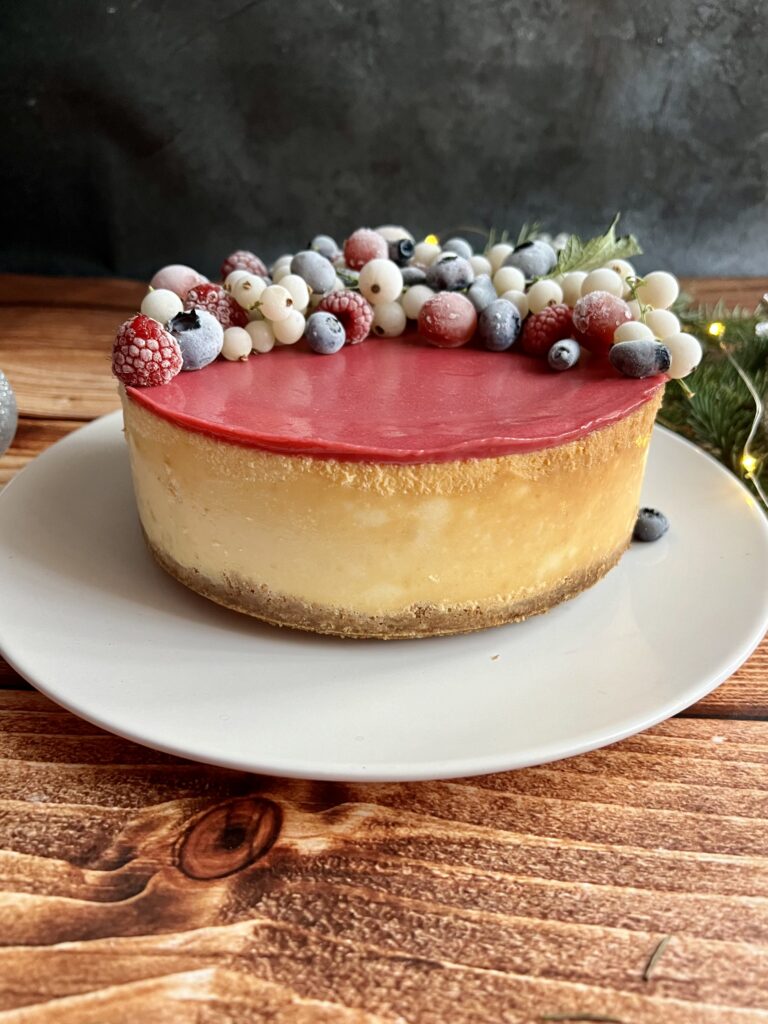 Kremowy sernik z polewą malinową