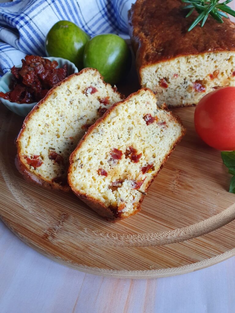 Keto chlebek z suszonymi pomidorami i rozmarynem