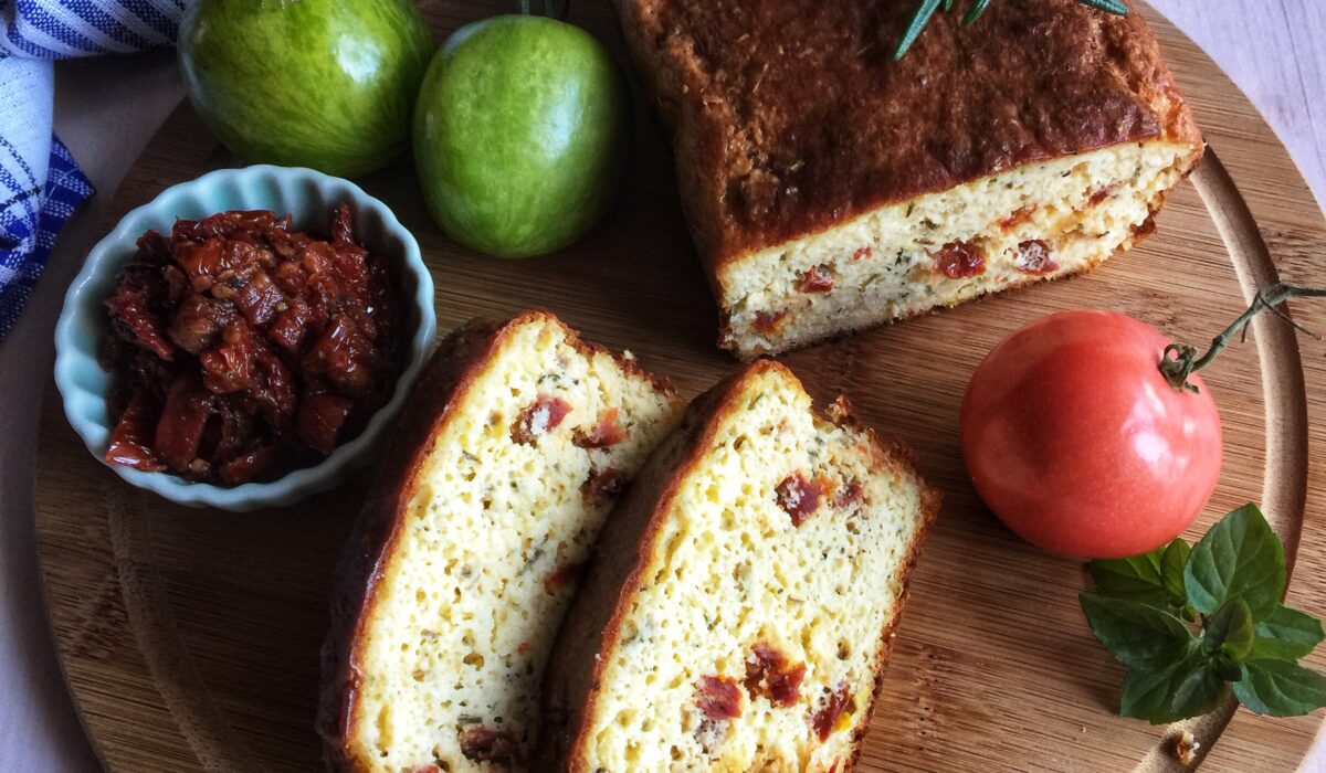 Keto chlebek z suszonymi pomidorami i rozmarynem