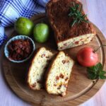 Keto chlebek z suszonymi pomidorami i rozmarynem