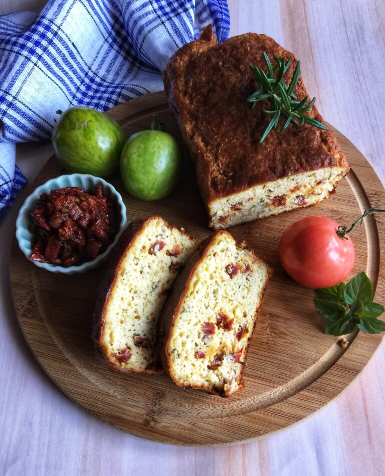 Read more about the article Keto chlebek z suszonymi pomidorami i rozmarynem