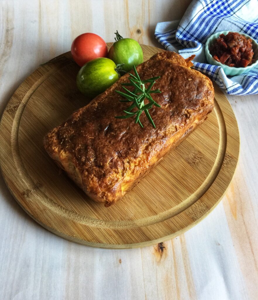 Keto chlebek z suszonymi pomidorami i rozmarynem