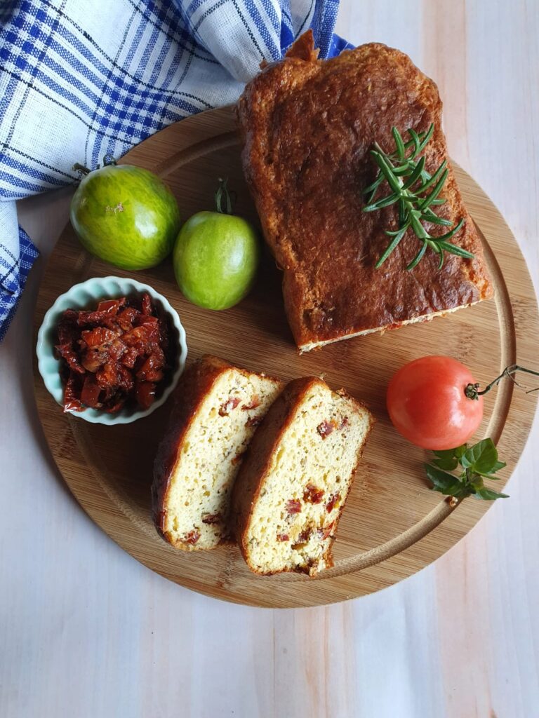 Keto chlebek z suszonymi pomidorami i rozmarynem