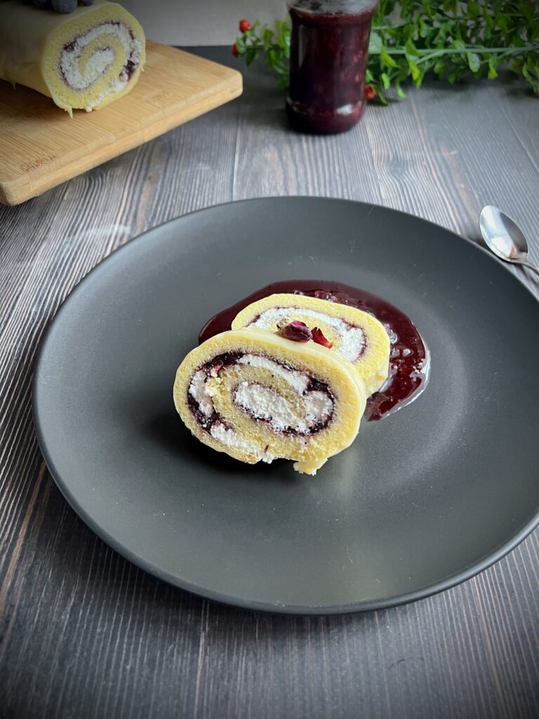 Keto rolada z kremem waniliowym i dżemem borówkowym