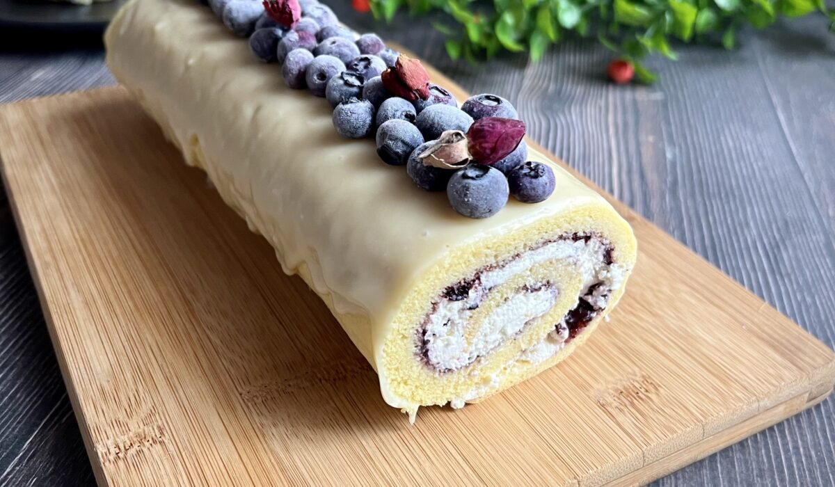 Keto rolada z kremem waniliowym i dżemem borówkowym
