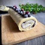 Keto rolada biszkoptowa z kremem i borówkami