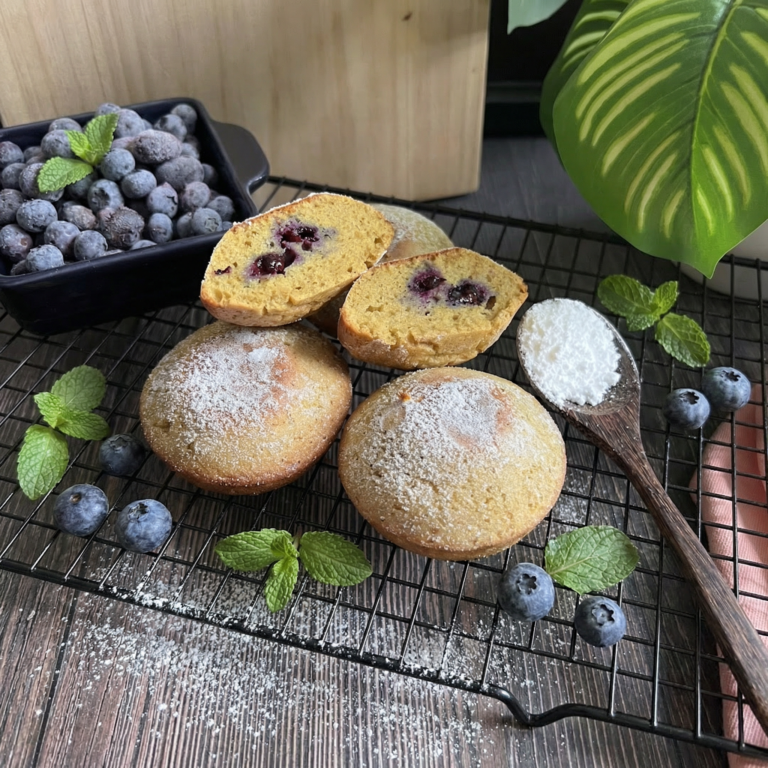 Read more about the article Keto pączki pieczone nadziane borówkami