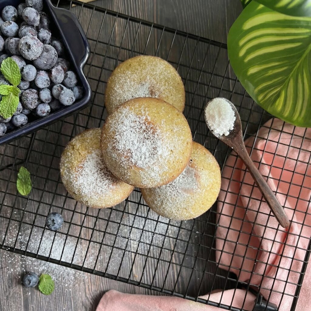 Keto pączki pieczone z borówkami
