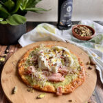 Keto pizza z burratą, włoską mortadelą i pesto pistacjowym