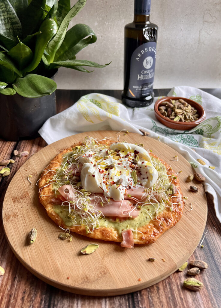 Keto pizza z burratą, włoską mortadelą i pesto pistacjowym.