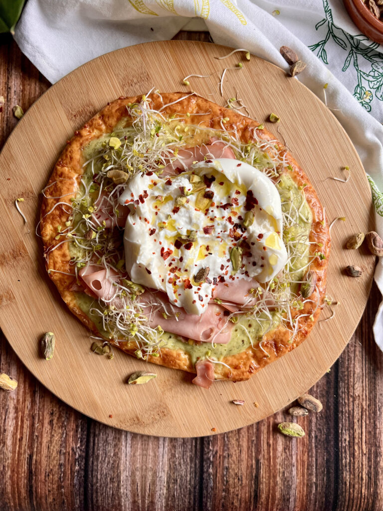 Keto pizza z burratą, włoską mortadelą i pesto pistacjowym.