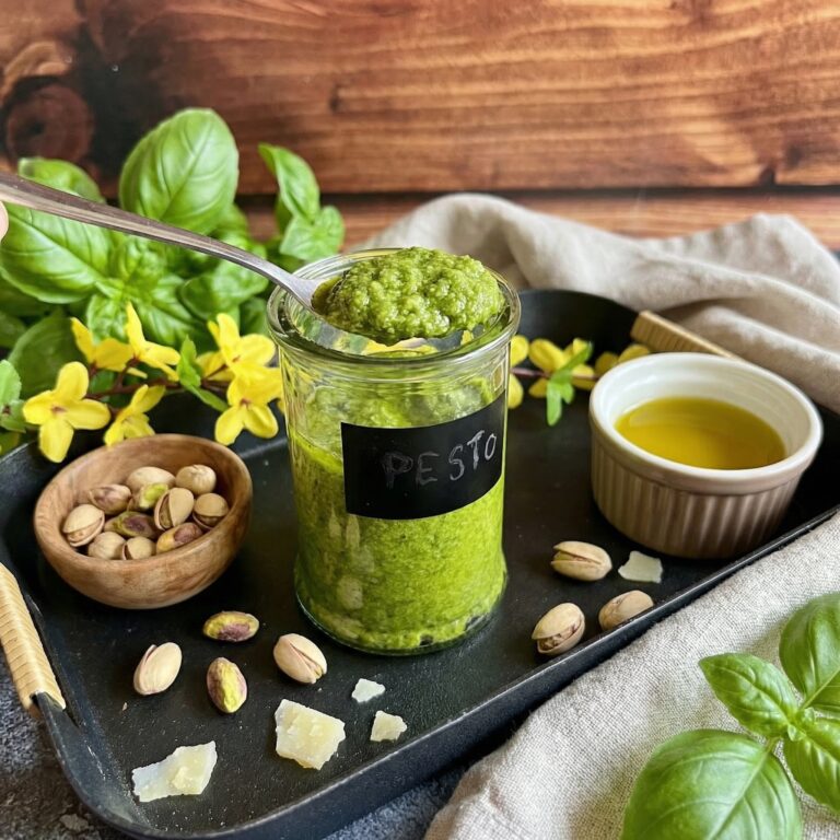 Read more about the article Domowe pesto bazyliowo – pistacjowe