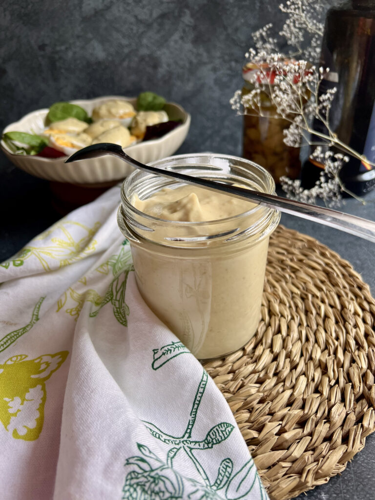 Read more about the article Domowy majonez czosnkowy – idealny keto dodatek
