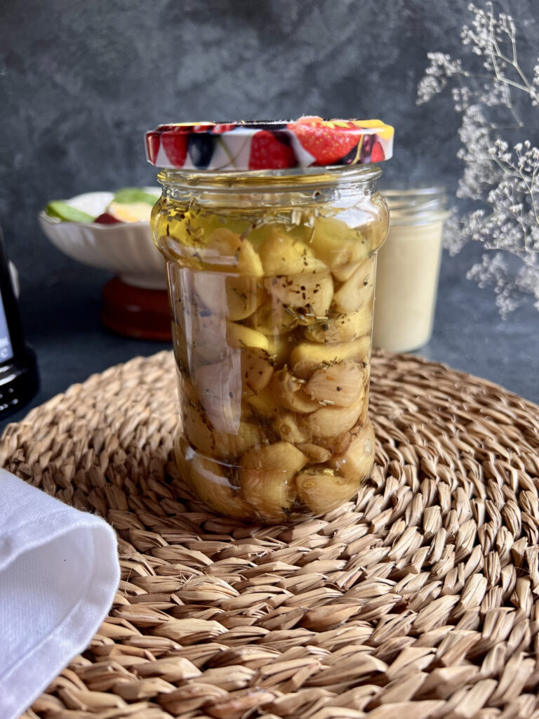 Czosnek konfitowany - doskonały dodatek do sosów, sałatek i przekąsek