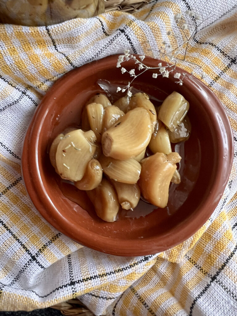 Czosnek konfitowany - doskonały dodatek do sosów, sałatek i przekąsek