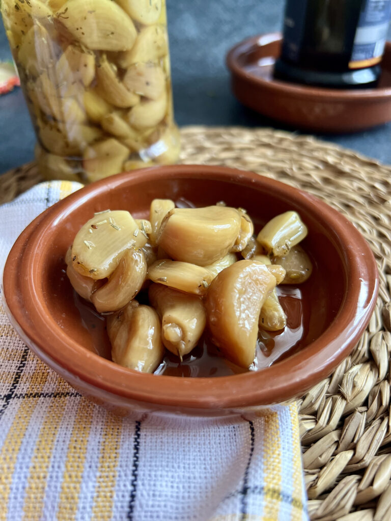 Read more about the article Czosnek konfitowany – przepis bez użycia piekarnika