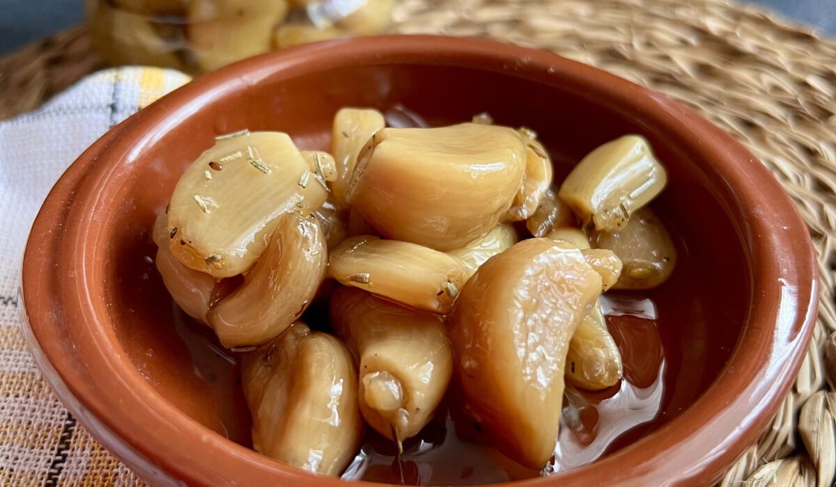 Czosnek konfitowany - doskonały dodatek do sosów, sałatek i przekąsek