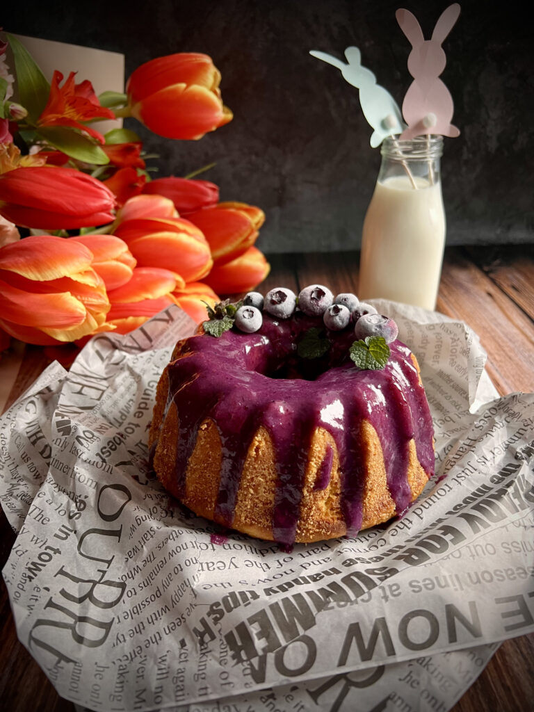 Keto babka wielkanocna - cytrynowa z polewą borówkową