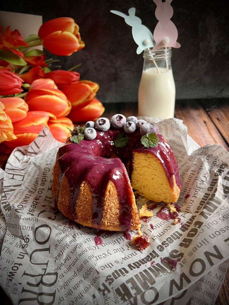 Keto babka wielkanocna - cytrynowa z polewą borówkową