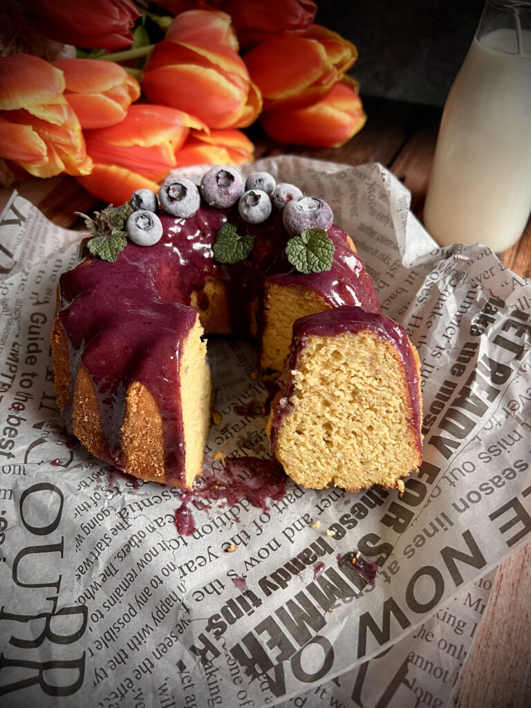 Keto babka wielkanocna - cytrynowa z polewą borówkową