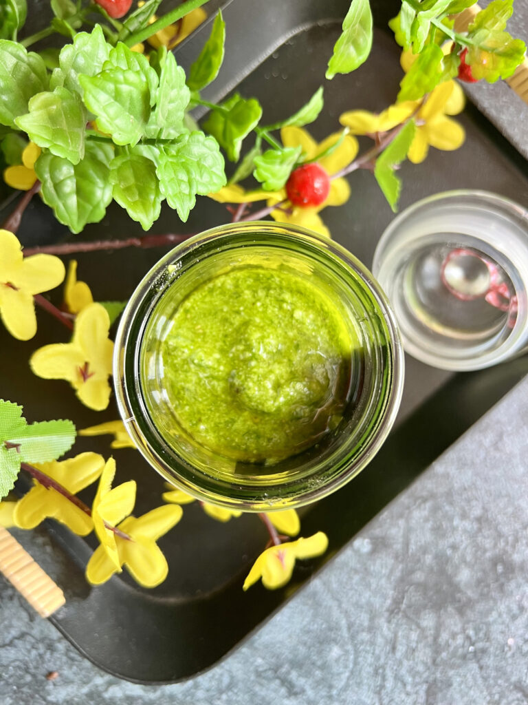 Read more about the article Domowe pesto szczypiorkowe  – aromatyczne