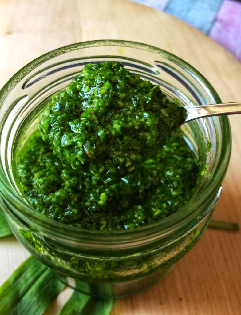 Domowe pesto z czosnku niedźwiedziego