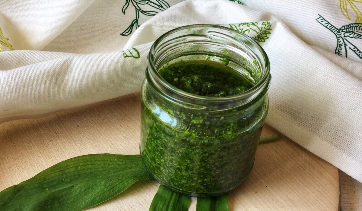 Domowe pesto z czosnku niedźwiedziego