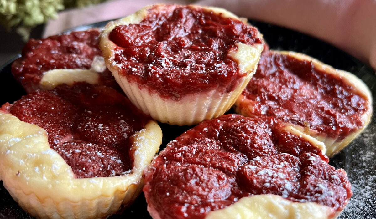 Mini serniczki z truskawkami - pyszny deser do przygotowania w pół godziny