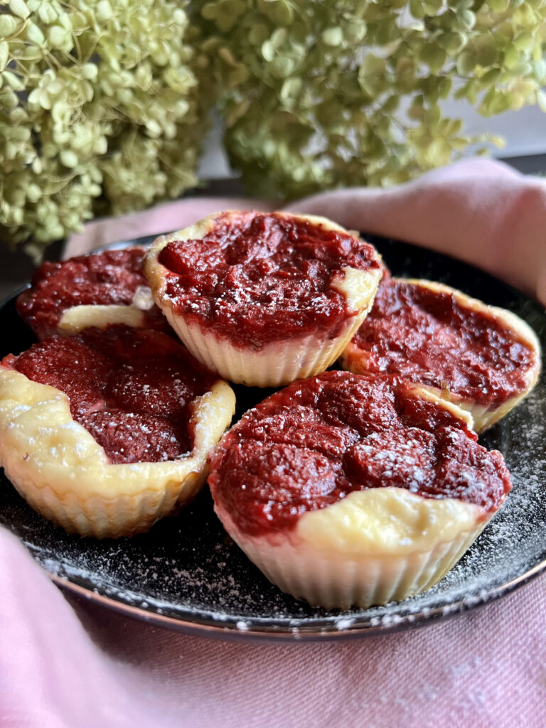 Mini serniczki z truskawkami - pyszny deser do przygotowania w pół godziny