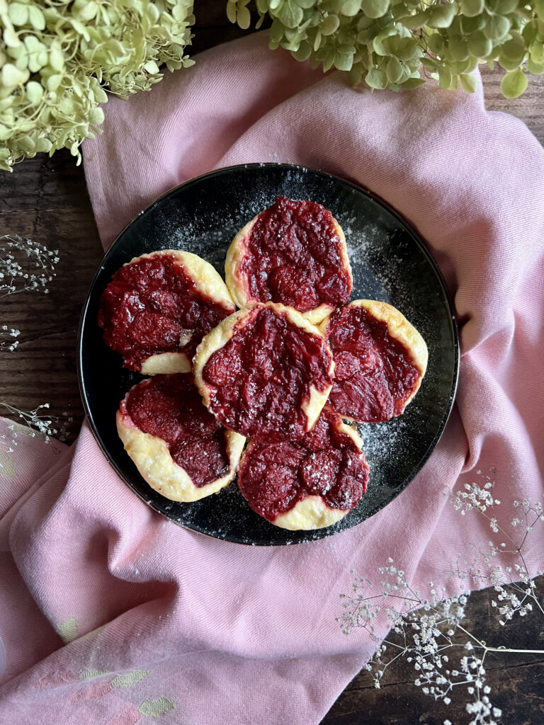 Mini serniczki z truskawkami - pyszny deser do przygotowania w pół godziny