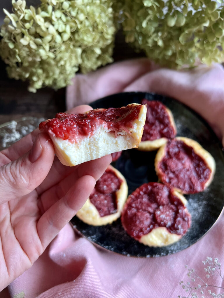 Mini serniczki z truskawkami - pyszny deser do przygotowania w pół godziny