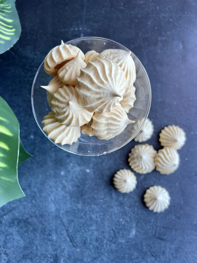 Read more about the article Keto beza – mini beziki bez cukru i bez skrobi