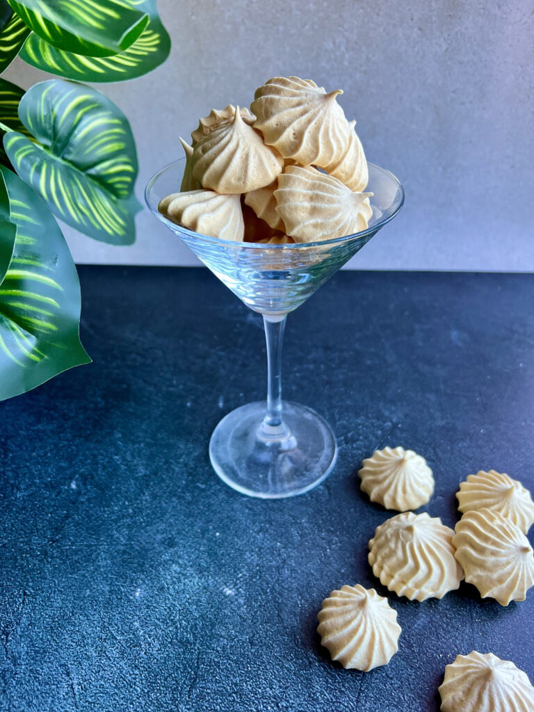 Keto beza - idealny deser na keto. Bez cukru i niskowęglowodanowy.