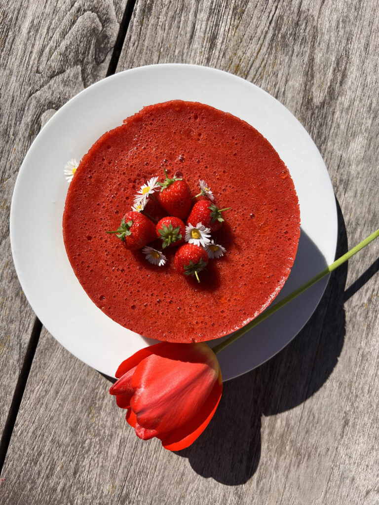 Keto sernik na zimno z pianką truskawkową