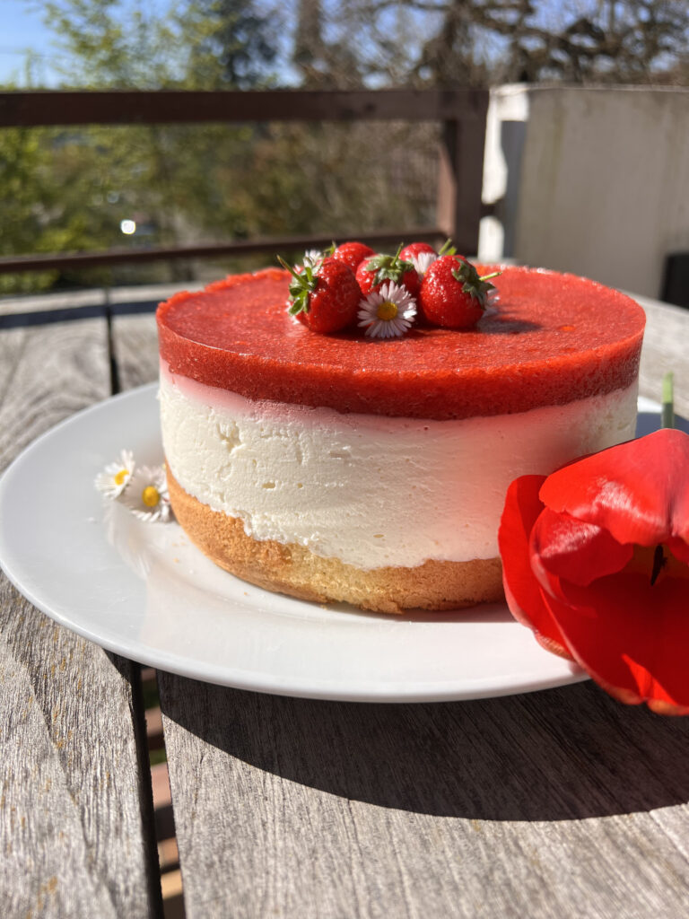 Keto sernik na zimno z pianką truskawkową